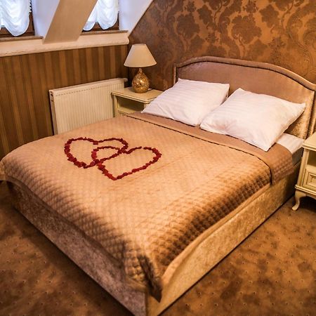 Hotel Krysztalowy Dworek à Zbychowo Extérieur photo