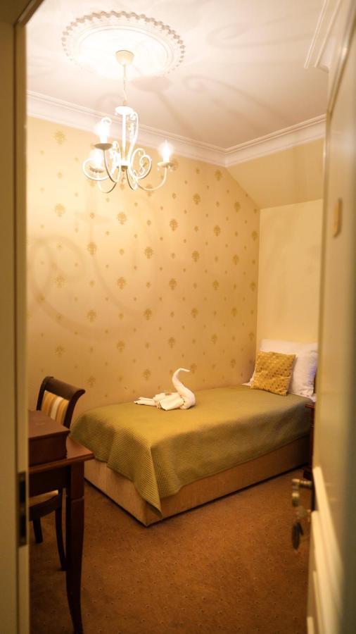 Hotel Krysztalowy Dworek à Zbychowo Extérieur photo
