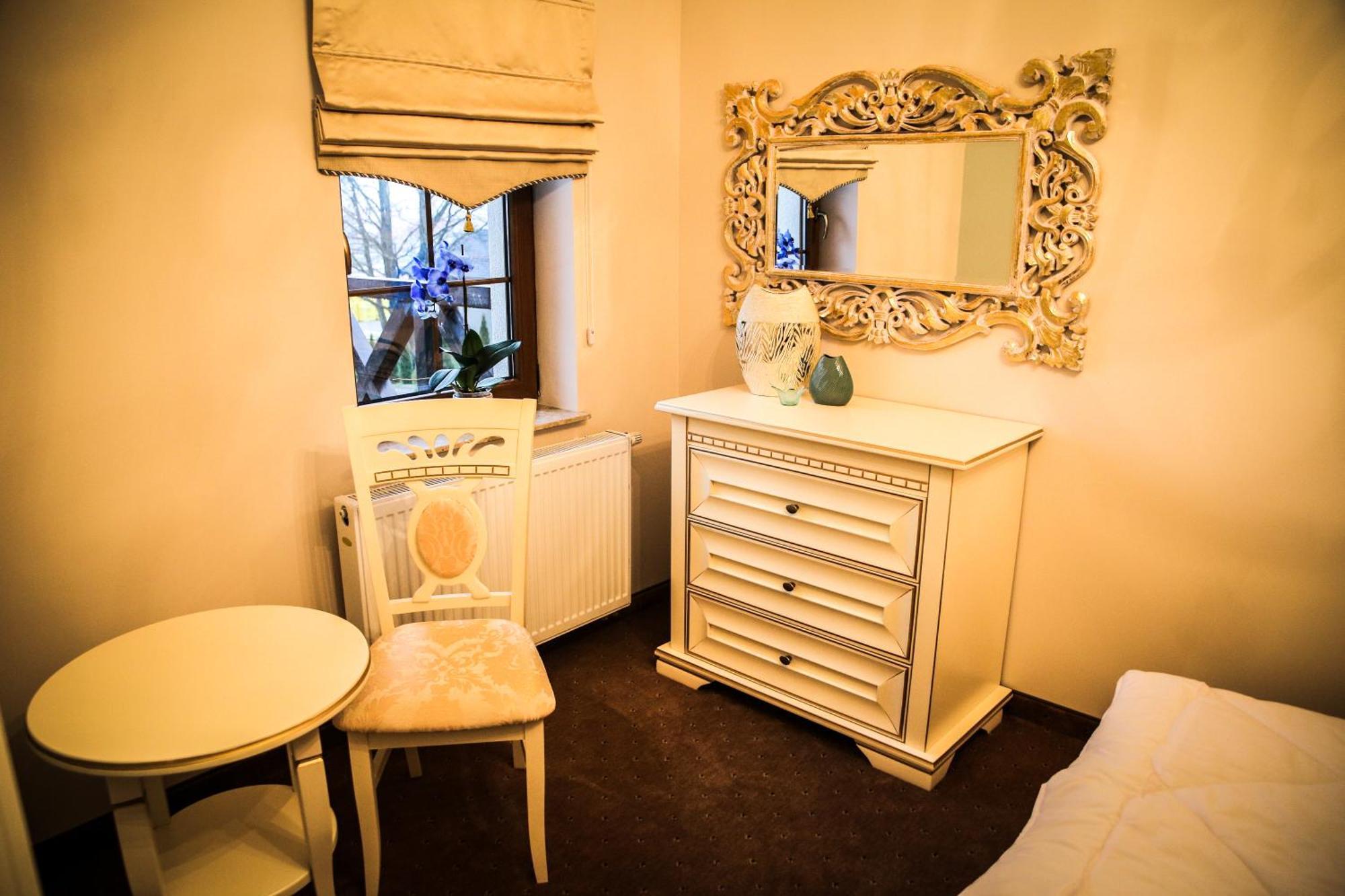 Hotel Krysztalowy Dworek à Zbychowo Extérieur photo