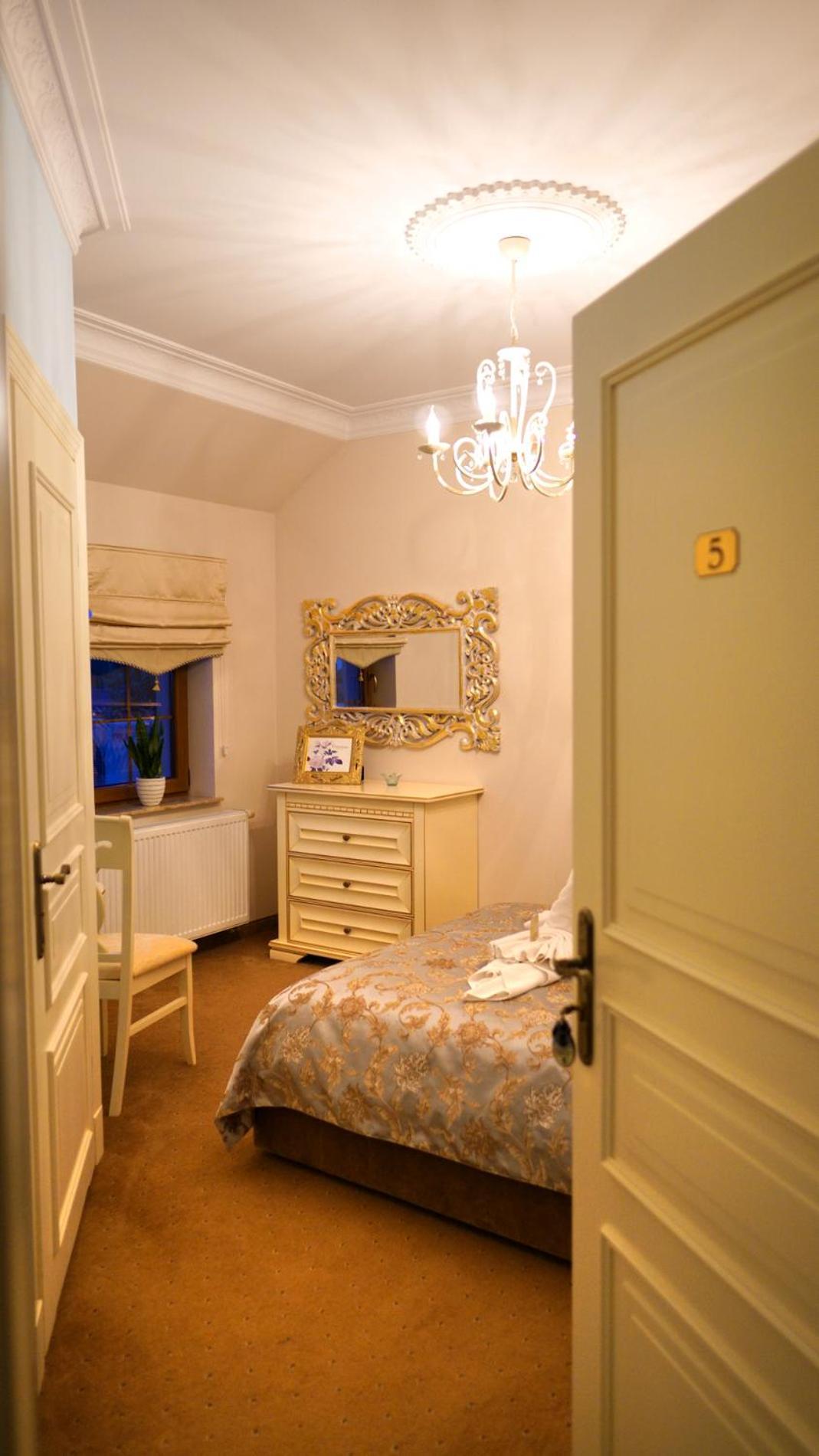 Hotel Krysztalowy Dworek à Zbychowo Extérieur photo